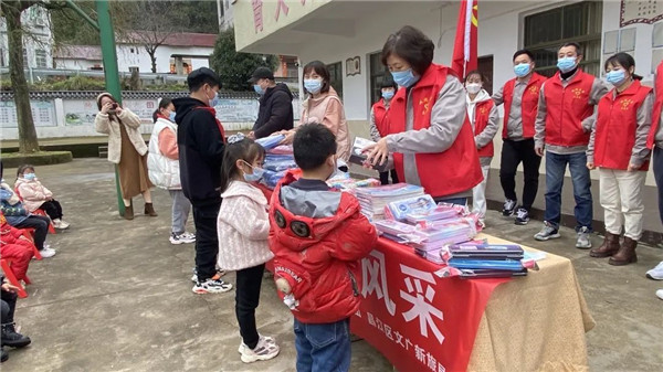 市城投集團(tuán)開展“黨建引領(lǐng)學(xué)雷鋒，志愿服務(wù)展風(fēng)采”送溫暖活動